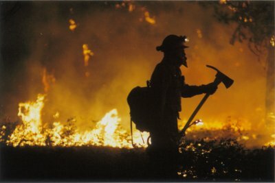 Bombero combatiendo un incendio