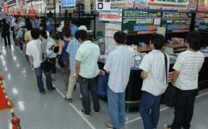 Filas para comprar Final Fantasy III (NDS) en Japón